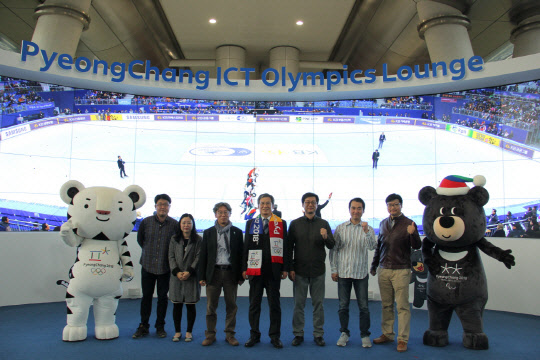 울트라 와이드 비전(UWV) 실황중계 기술을 개발한 한국전자통신연구원(ETRI) 연구진이 인천국제공항 평창 ICT 올림픽 라운지에서 기념촬영을 하고 있다. ETRI 제공